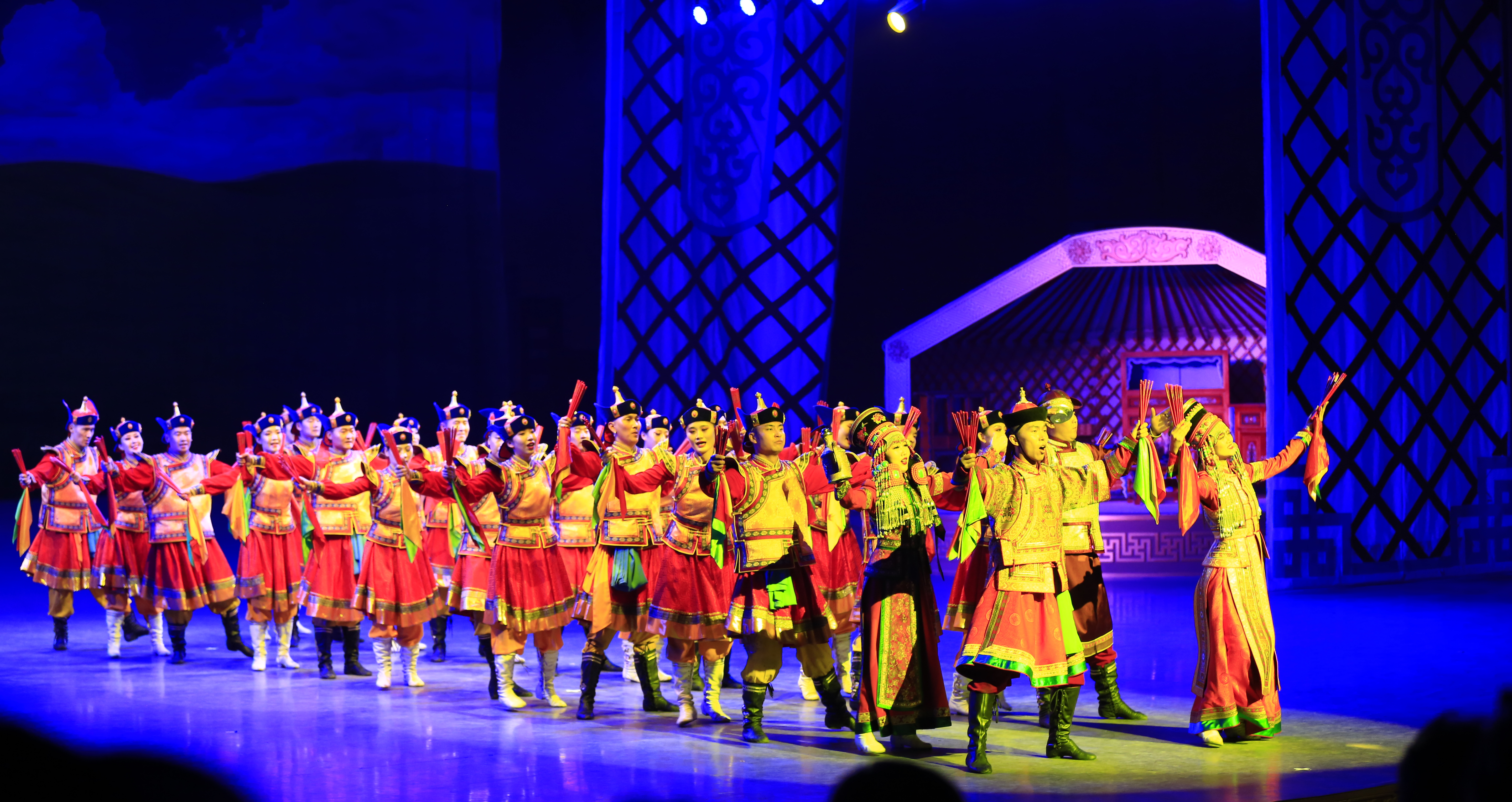 【2022打卡中国】探大漠绿洲、非遗文化 外国网红解锁内蒙古传奇密码（组图）_fororder_3晚会.JPG