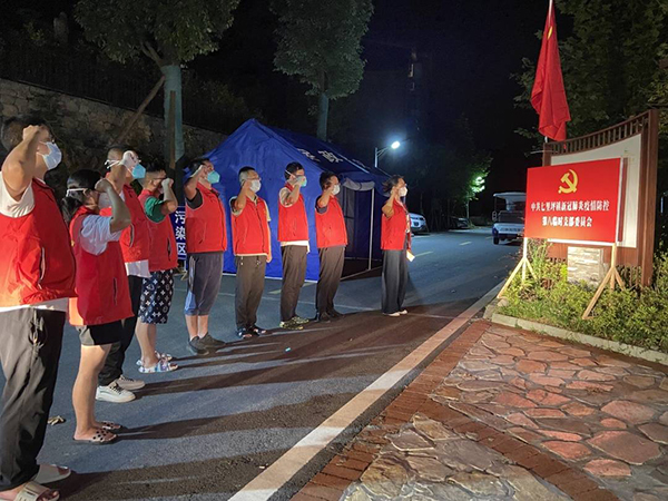 直击疫情防控现场｜眉山七里坪特别的“五颜六色”_fororder_“红色”的党员志愿者-供图-洪雅县委宣传部