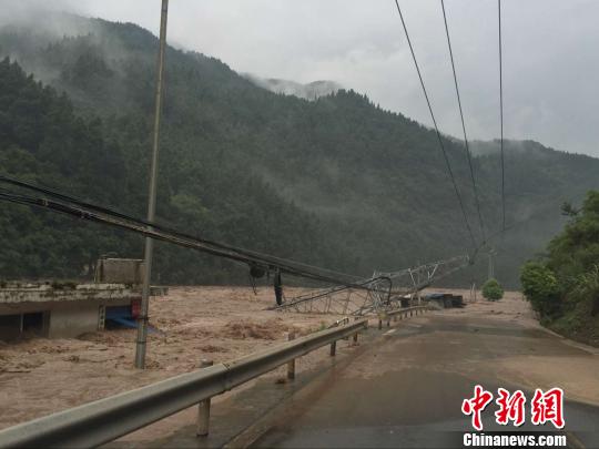 重庆多地遭暴雨袭击 31条中小河流最高涨水10米