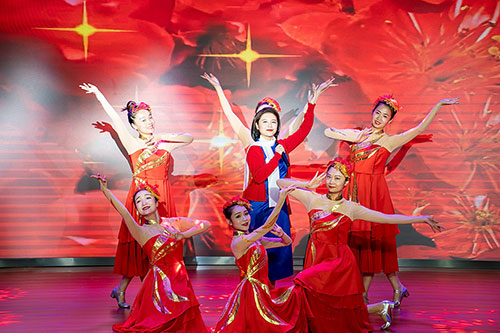 诗歌祭英魂 自贡市举行"信仰的力量"诗歌朗诵会_fororder_7歌伴舞