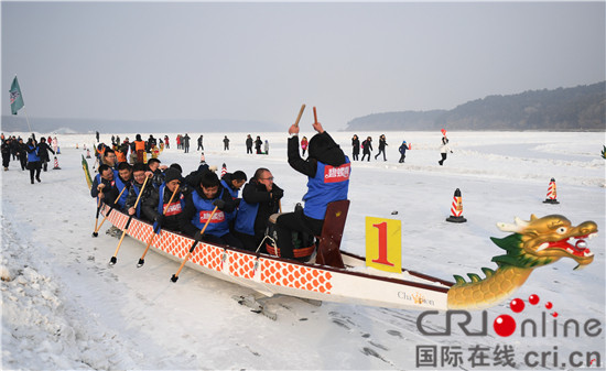 图片默认标题_fororder_图五 ：参赛队伍在冰面上奋力拼搏，展现了冰上龙舟赛别样的速度与激情。摄影 李鹏