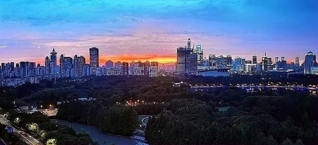 【照片墙】光影映照下的上海浦东世纪公园