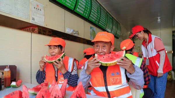 เมืองเหอเฝยจัดสถานที่พักผ่อนให้พนักงานทำความสะอาดหลบร้อน_fororder_合肥驿站外显