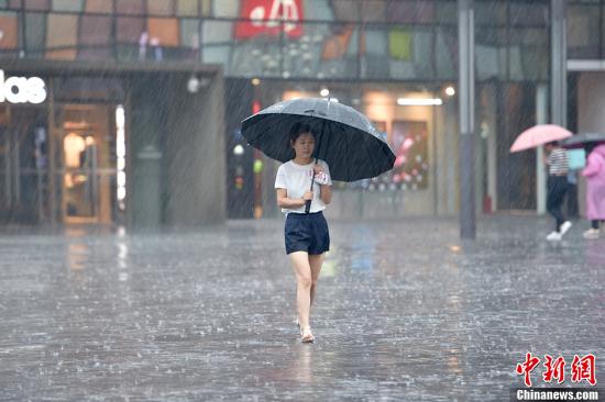 北京迎入汛后最强降雨 一日内暴雨预警连升两级