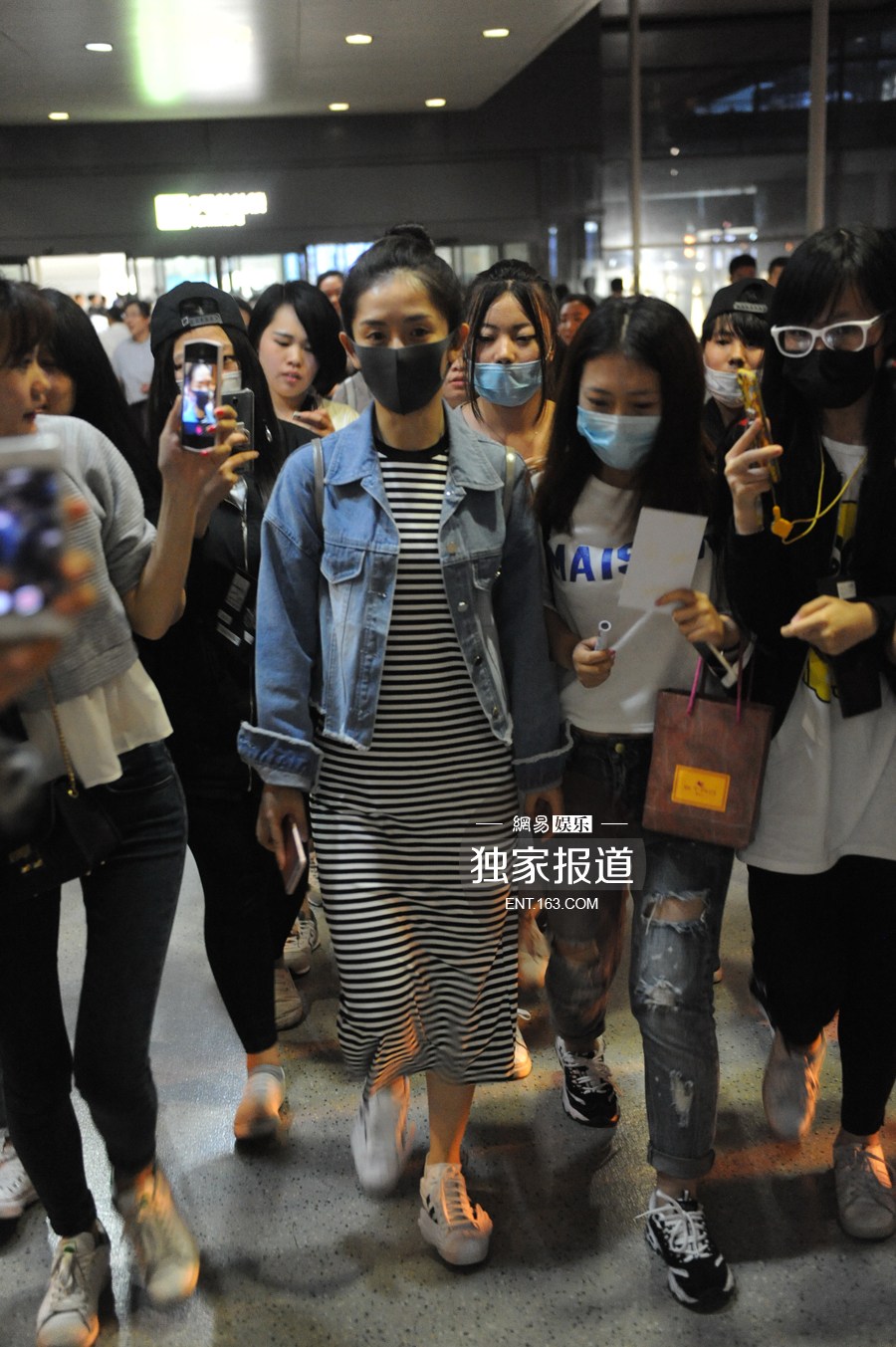 张杰谢娜分头现身机场谢娜被粉丝簇拥人气略高一筹