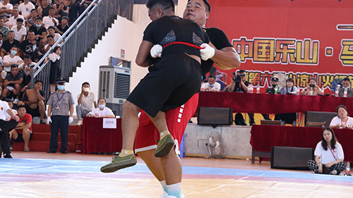 “孟获达斯”彝族式摔跤比赛在乐山马边彝族自治县举行_fororder_激烈比赛中-摄影-蔡蓉