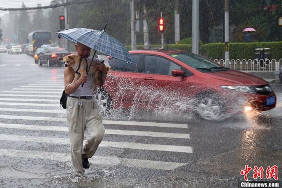 北京今年首次拉响暴雨橙色预警 3000余防汛人员出动