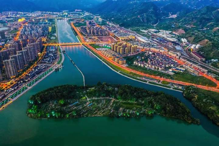 "丽水市发改委副主任张春根介绍,此举将解决市域发展空间不足的问题