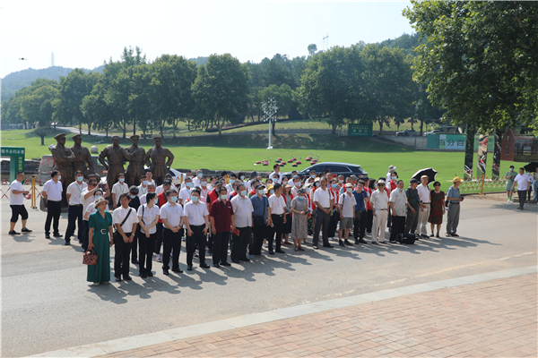 慶祝建軍95週年革命文物暨名人雕塑展在石門峰紀念公園啟幕_fororder_圖片2