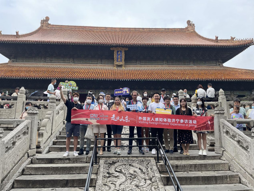 Participants of "Roaming and Reading Shandong" Visiting Foreign Friends' Experience in Jining Visit the Kong Family Mansion and Temple of Confucius_fororder_图片1