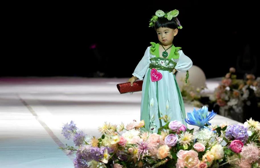 2022世界花卉模特大赛在昆举办_fororder_3