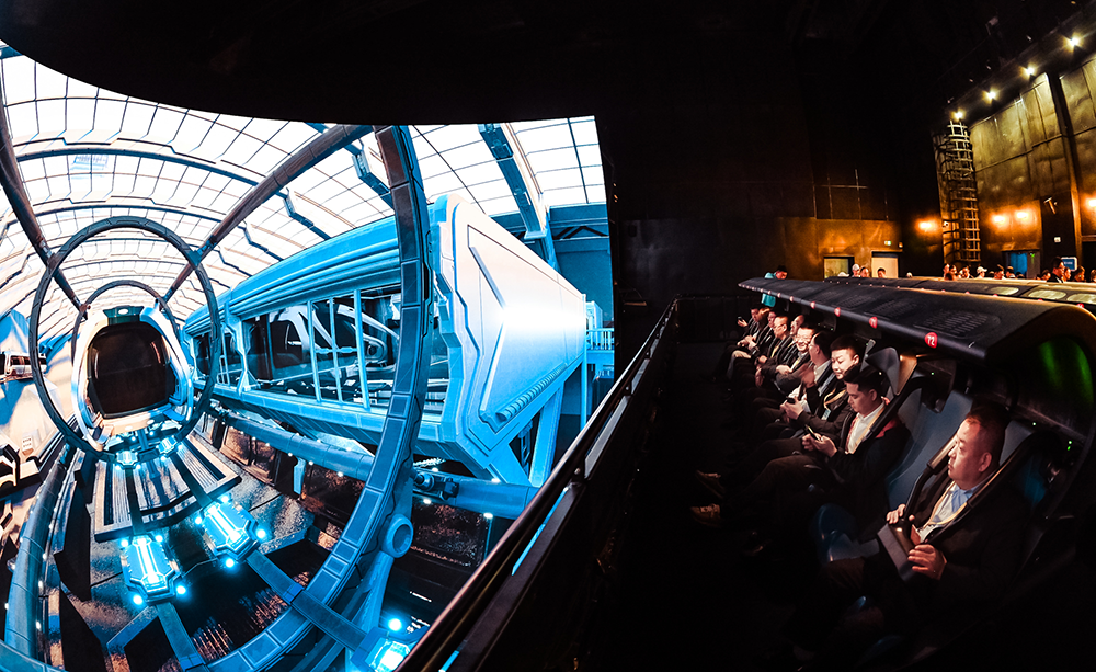 游客在沙坪坝融创渝乐小镇体验ai智能娱乐项目《飞跃重庆》.