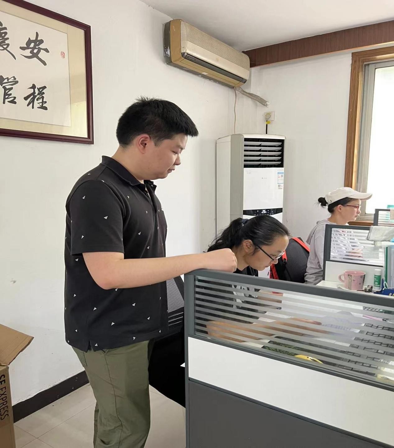 环境工程管理有限公司进行走访调研,并在企业工作人员的陪同讲解下