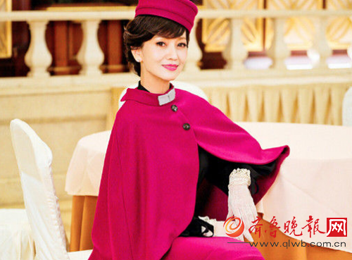 62岁赵雅芝穿制服变空姐 自称服务态度好 赵雅芝62岁素颜照