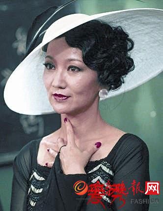 62岁赵雅芝穿制服变空姐 自称服务态度好 赵雅芝62岁素颜照