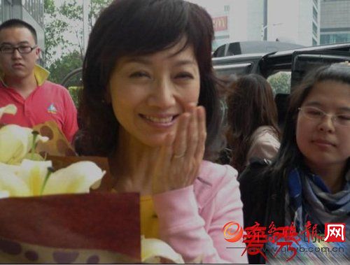 62岁赵雅芝穿制服变空姐 自称服务态度好 赵雅芝62岁素颜照