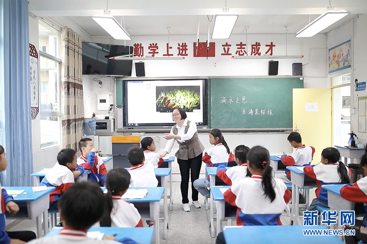 【你笑起来真好看】老教师眼中一所山区小学的新变化