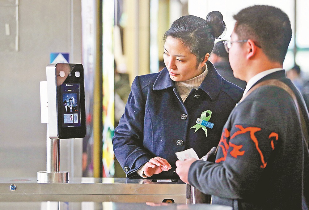 【焦点图】在四公里枢纽站坐长途车 乘客可“刷脸卡”上车