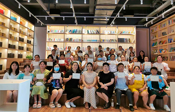 自贡荣县：推广社区“微治理” 激发城市“新活力”_fororder_联盟成员单位开展家庭教育指导服务活动结业合影