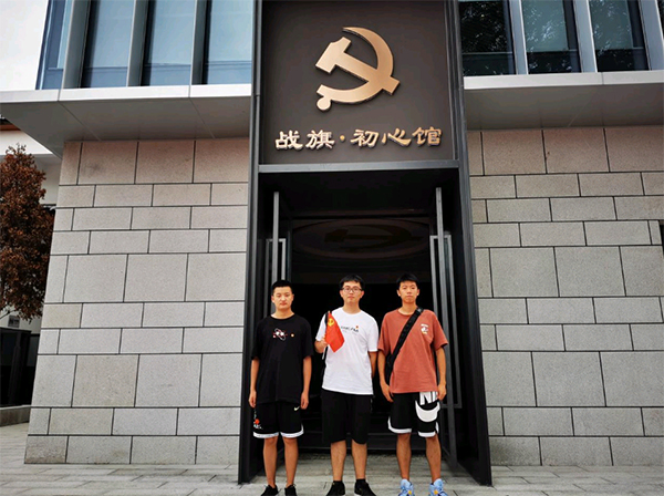 四川农业大学学生前往四川多地开展红色教育实践活动_fororder_实践队员在战旗村参观学习-供图-四川农业大学