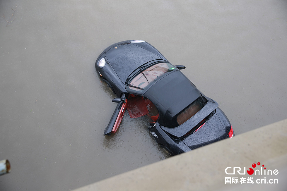 北京南五环羊坊桥桥下多辆豪车被淹