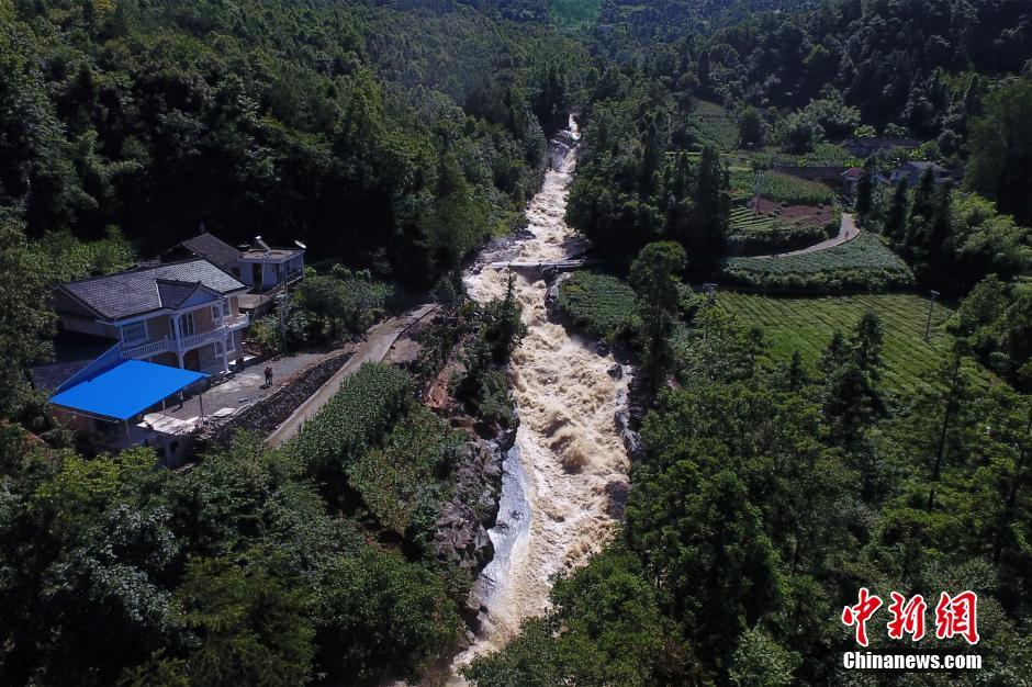 航拍湖北五峰暴雨灾情 山洪暴发房屋倒塌