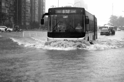 北京最强降雨持续超47小时 首次发布洪水预警