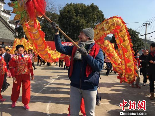 國(guó)際友人浙江鄉(xiāng)村感知“中國(guó)年” 探尋中華文化長(zhǎng)青密碼