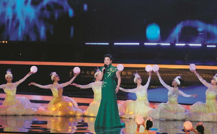 Keeping the heart of the beginning of the 30th year and never forgetting the dream of chasing the light and shadow and breaking the waves - a side note of the opening ceremony of the 17th China Changchun Film Festival_fororder_image_202208240926