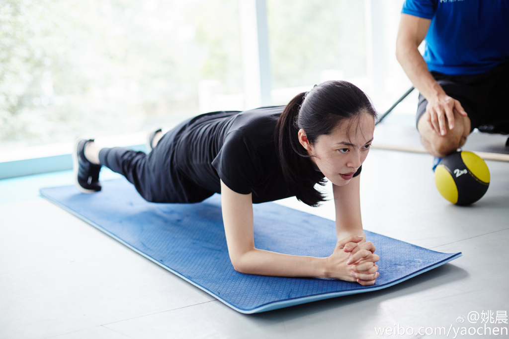 大姚发了一组挺着大肚子运动的图片,并写到"坚持这样练下去,娃一