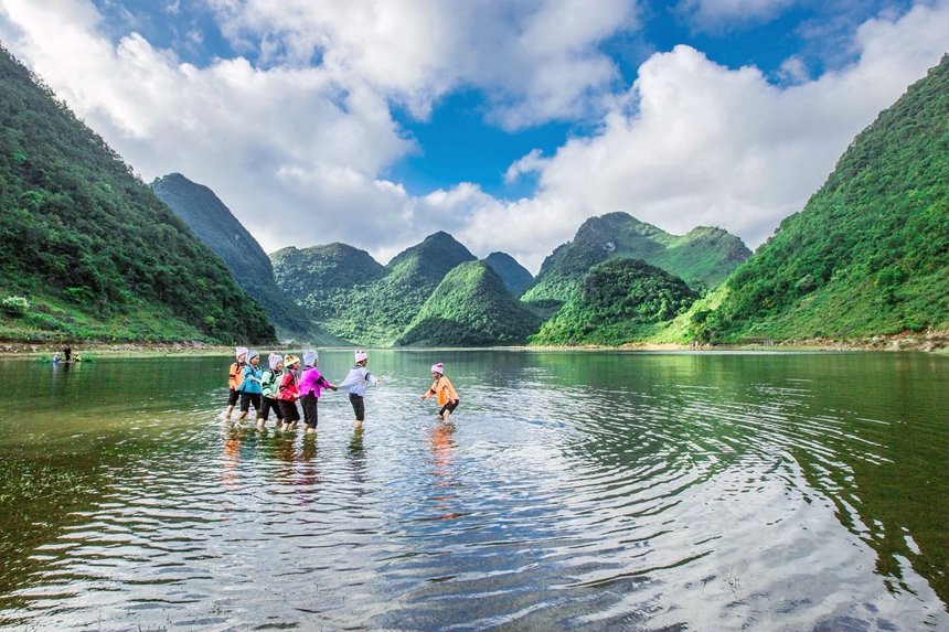 广西西林：湖草两相宜 醉美盆歪湖