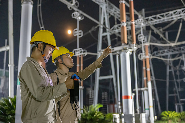 电力工人开展夜间红外测温工作 摄影 黄梅负责德宝直流输电通道运维