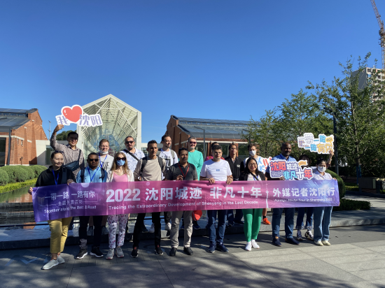 外媒记者点赞沈阳，传播沈阳_fororder_外媒记者采访团在时代文仓城市书房前合影 摄影 袁媛