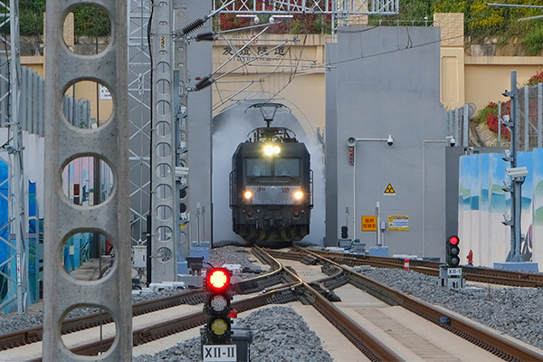 人民来论：加快释放中老铁路通车利好