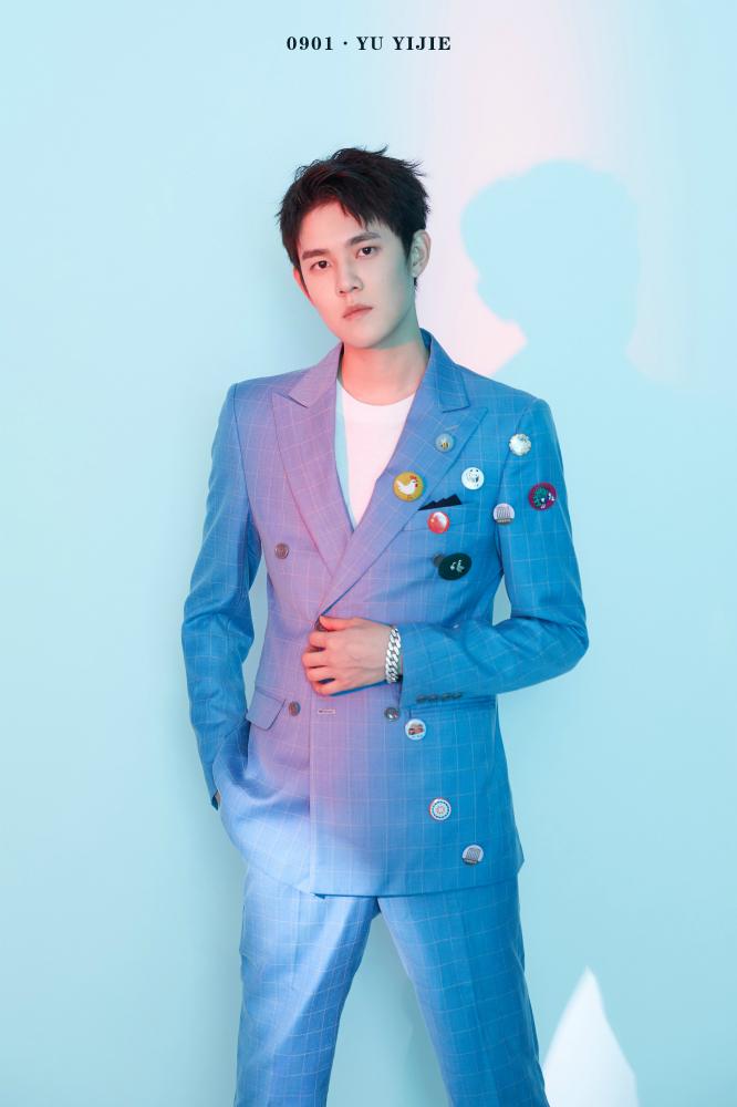 演员虞祎杰曝写真照 格子西装尽显绅士优雅