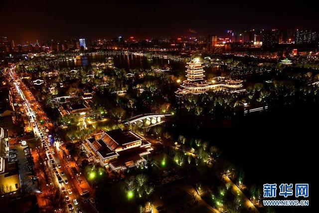 济南亮出“夜宴”新名片 夜间亮化景观美如仙境 济南亮出“夜宴”新名片 夜间亮化景观美如仙境