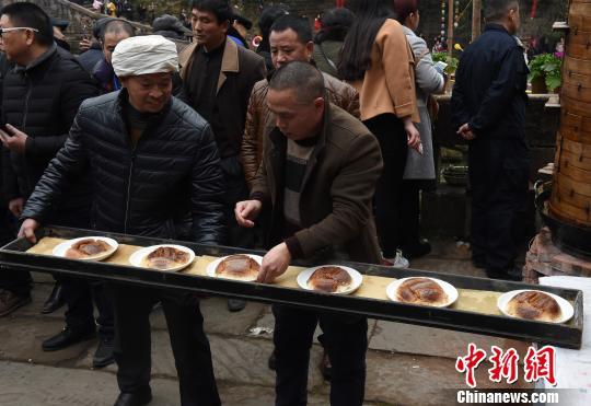 重慶江津中山古鎮擺千米長桌宴 百家飯裏飄“年味”