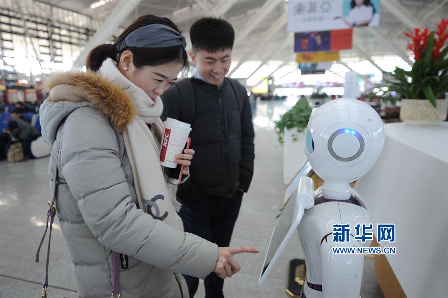山东青岛：机器人服务春运