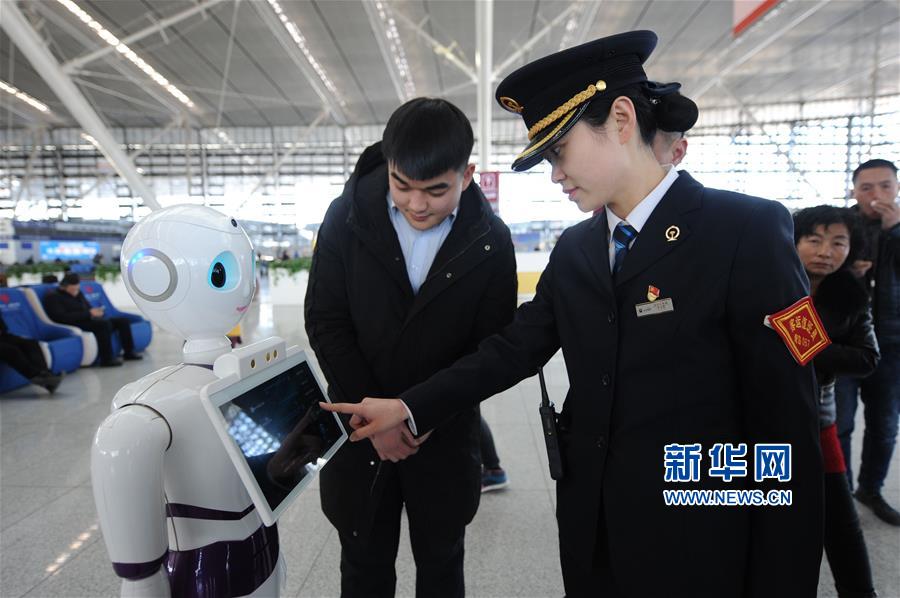 山東青島：機器人服務春運