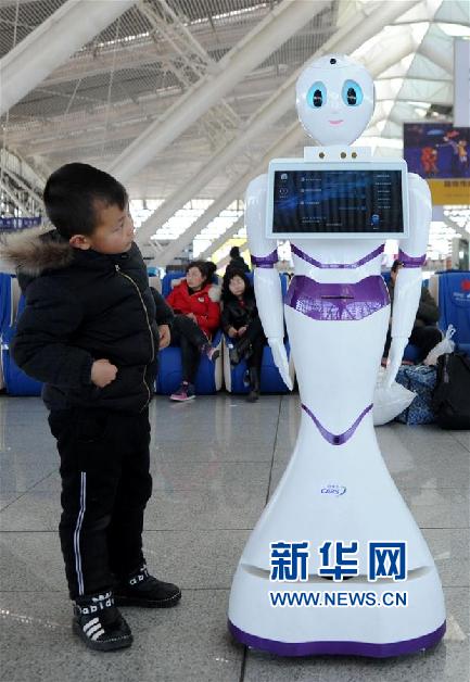 山東青島：機器人服務春運