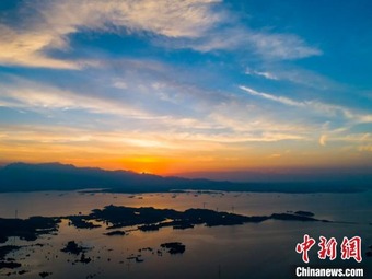 中国で最大の淡水湖に広がる美しい夕焼け空　江西省