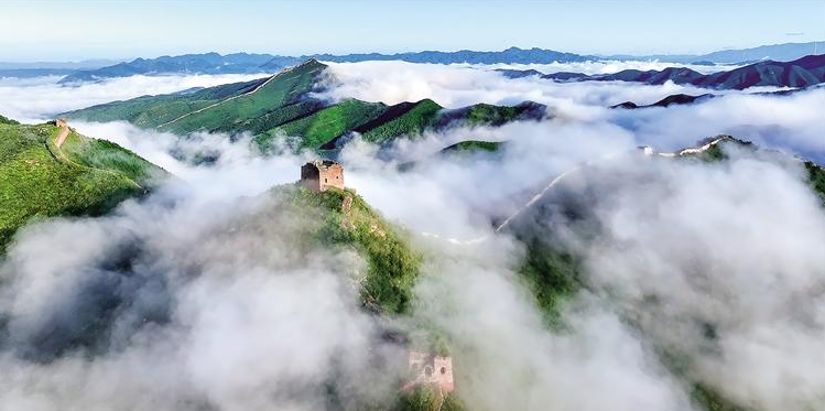 河北遷安：雲霧繚繞長城美