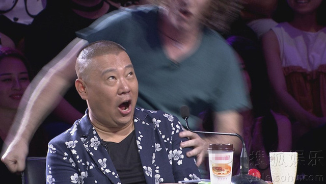 受到一万点惊吓郭德纲录节目被人强吻了图