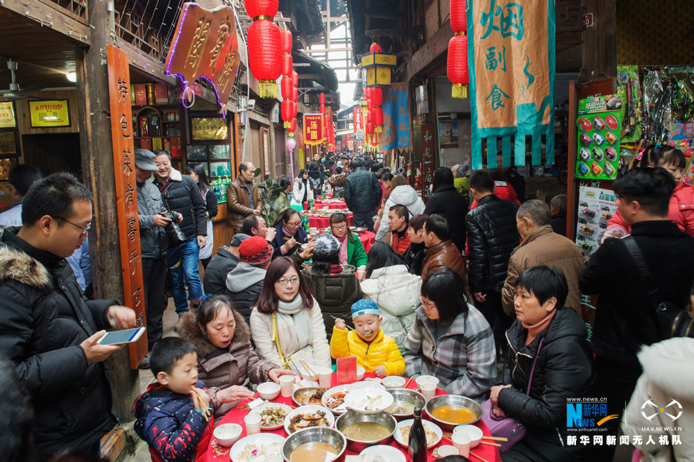 第十三届重庆江津中山古镇"千米长宴"民俗文化活动举行,热情好客的