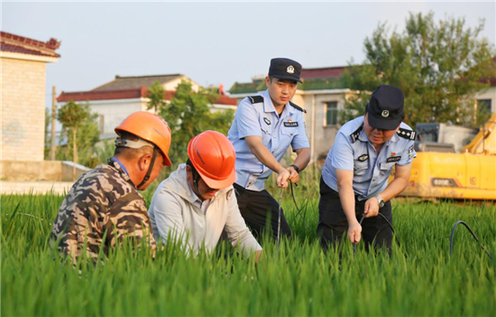 江苏海安：高温“烤”验下的抢修 警察在“汗”卫_fororder_16
