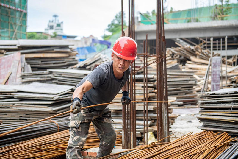 内江“打工仔”张兴勇入围“中国好人榜”四川候选人_fororder_3张兴勇在制作房钢筋分料