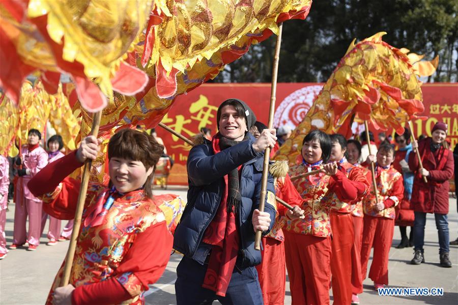 Foreigners greet Chinese lunar New Year by experiencing folk customs in Ningbo