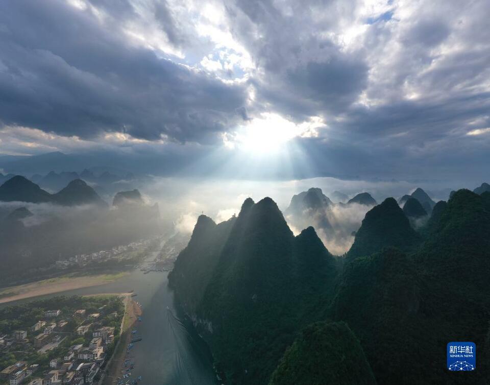 广西桂林：雾笼群山秀