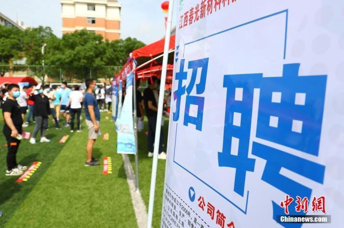 近90万人报名 这届年轻人为何爱考“社工”？