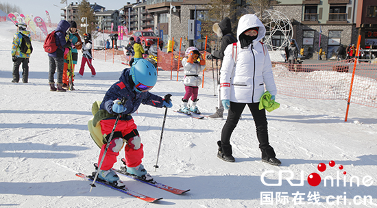 圖片默認標題_fororder_浮水印圖三：小朋友在萬科松花湖滑雪場練習滑雪。攝影 李鵬